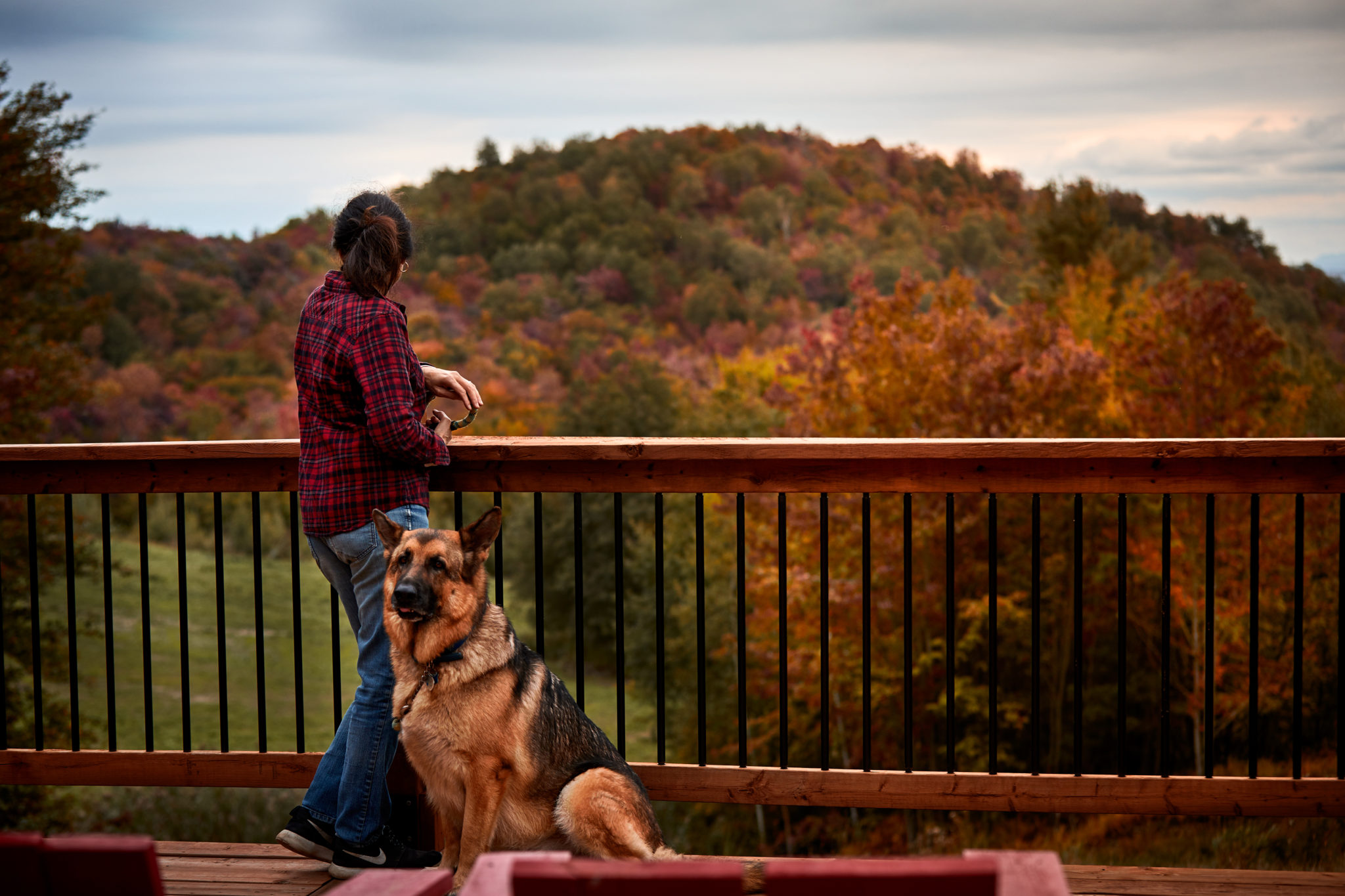 Une femme qui profite de la tendance glamping pour s’évader en nature avec son chien.