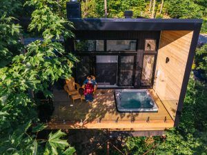 Vue d'oiseau d'un mini-chalet de HOM Mini Chalets - site de glamping au Québec
