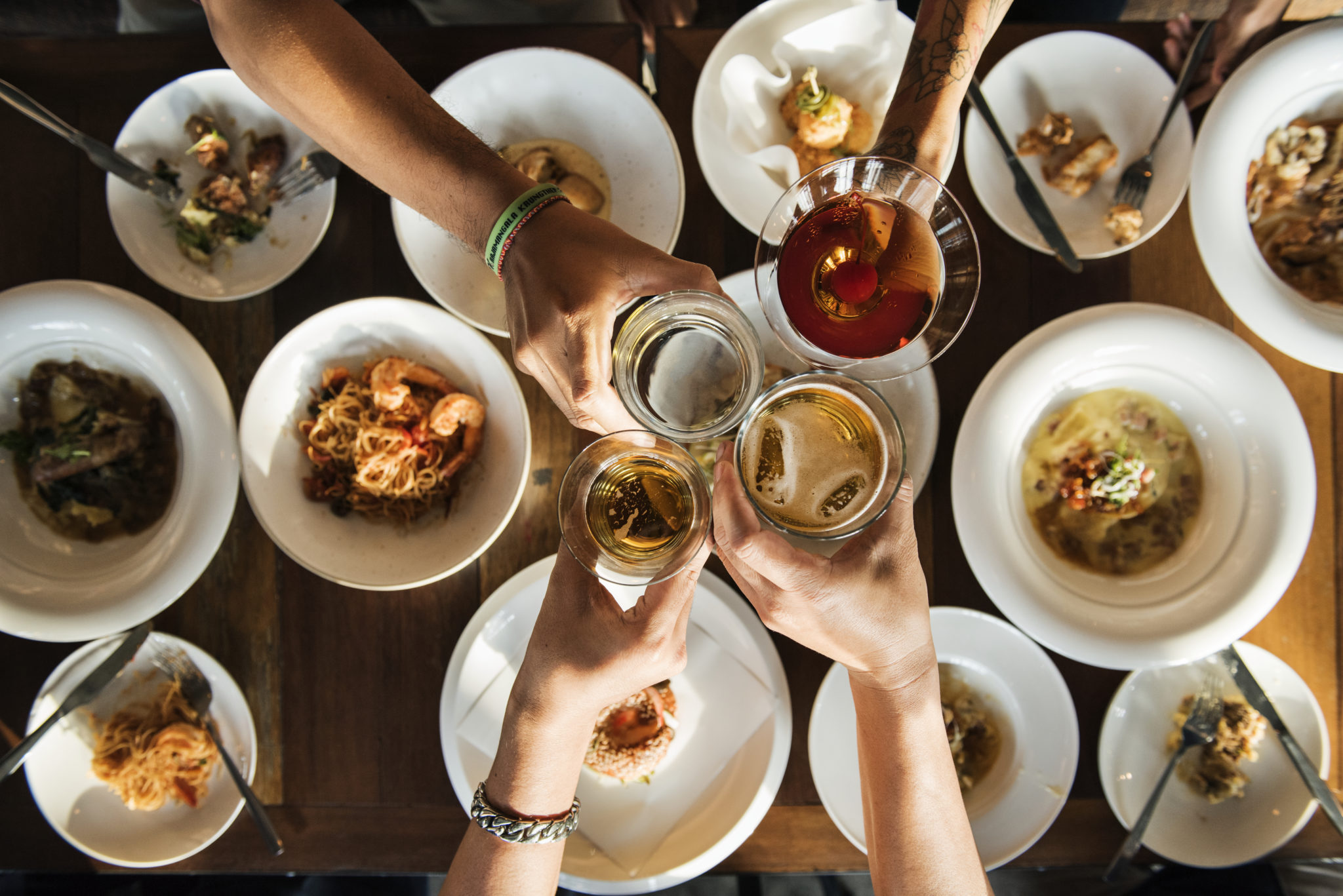 Un groupe qui s’apprête à savourer un délicieux repas servi dans l’un des restaurants de notre top 10 au Quebec